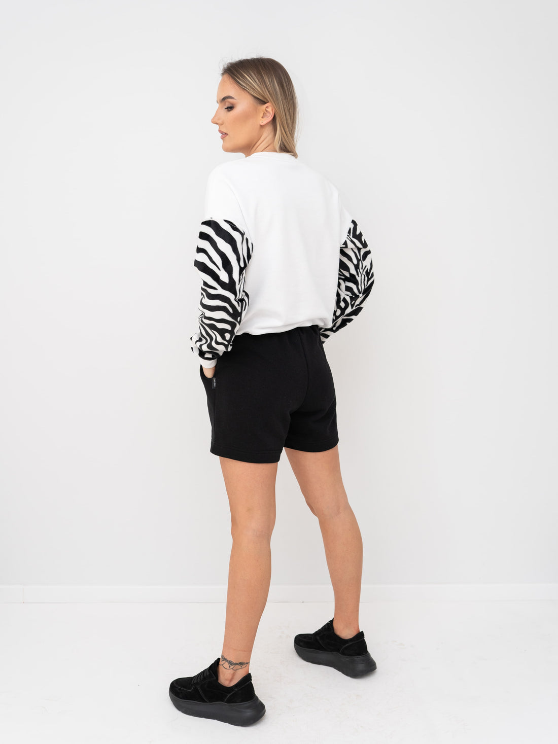 Laisvalaikio šortai moterims "Jet black"