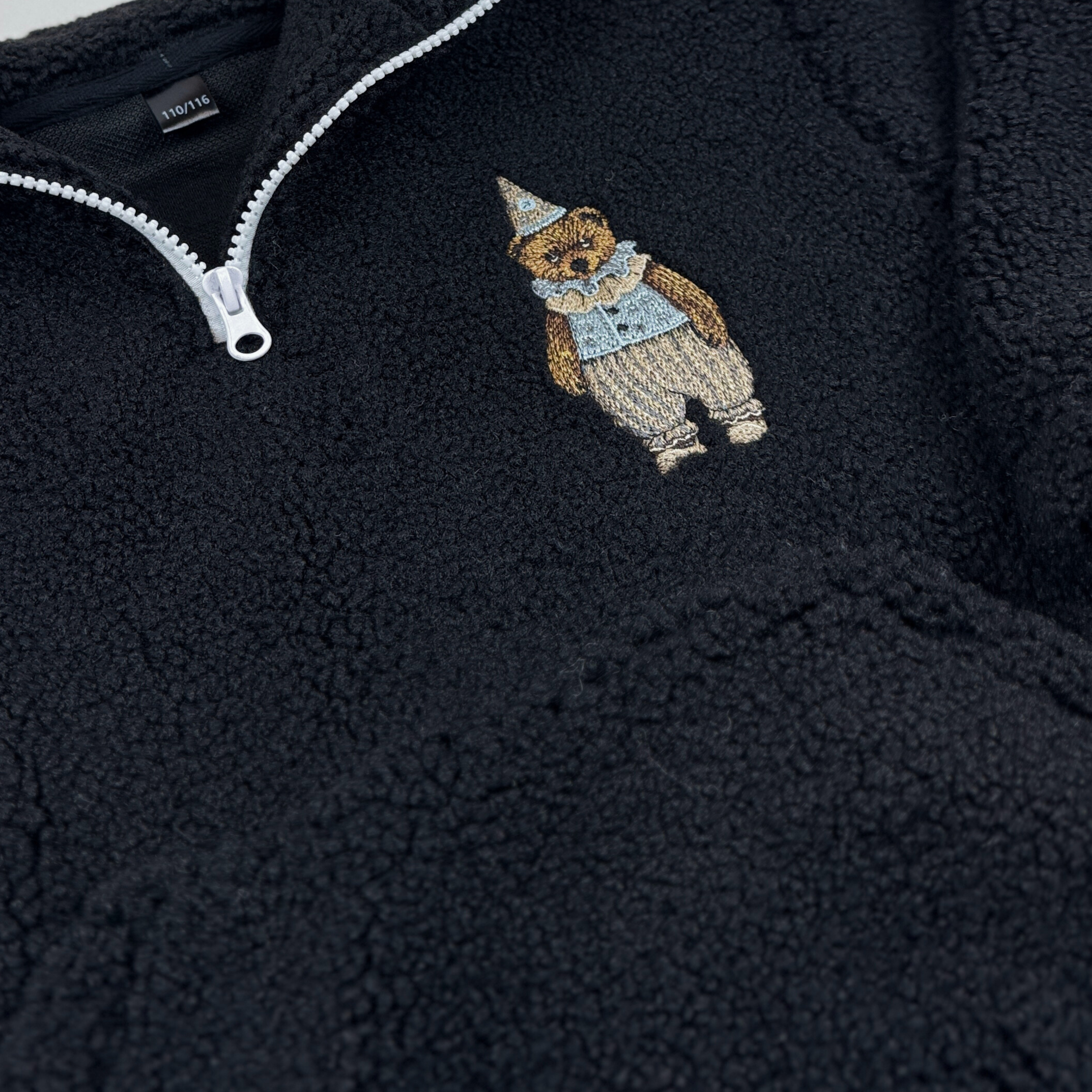 Juodos spalvos vaikiškas TEDDY džemperis