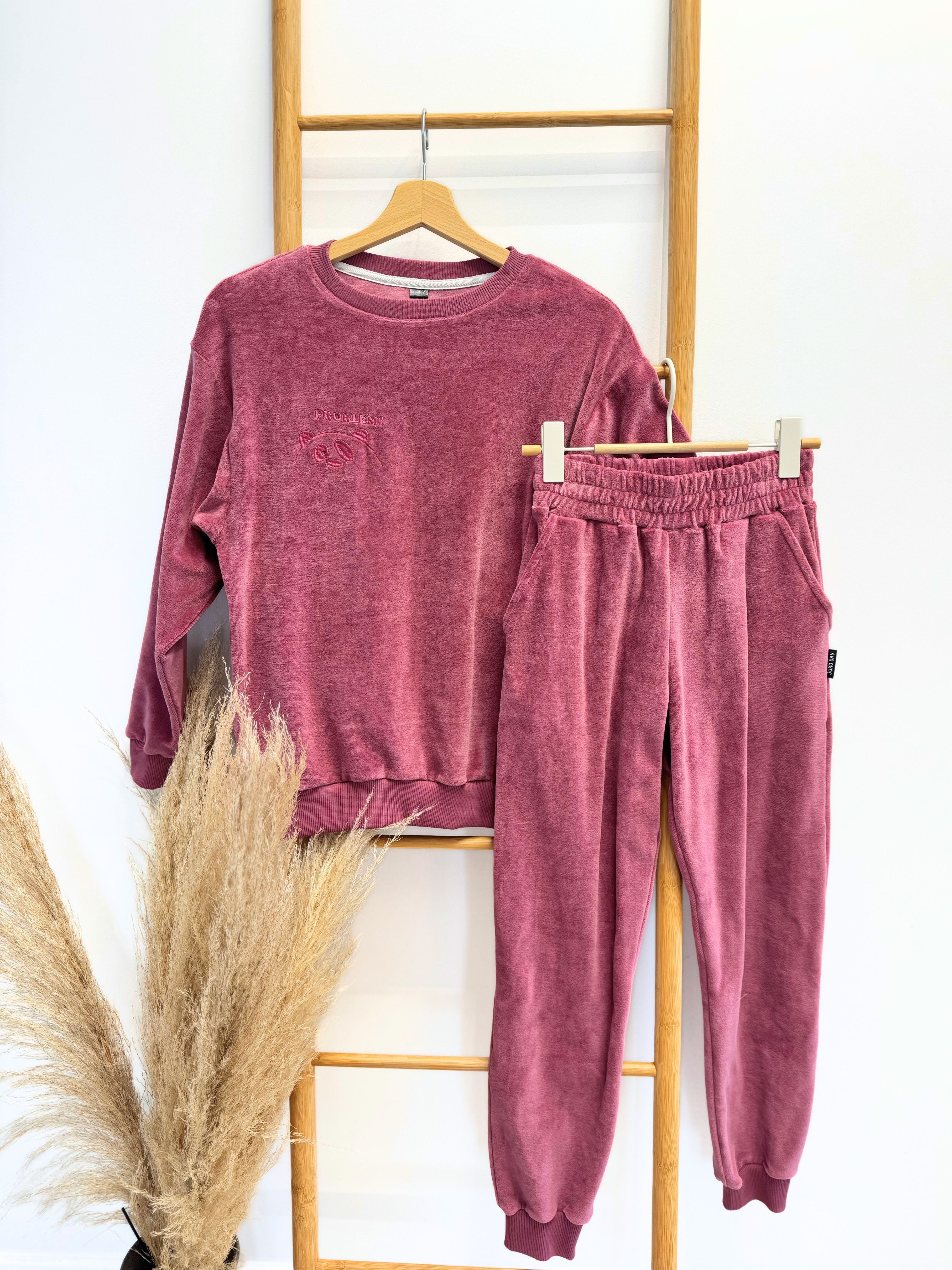 Vaikiškas kostiumėlis iš medvilninio veliūro su siuvinėjimu "PROBLEM" | 146-152