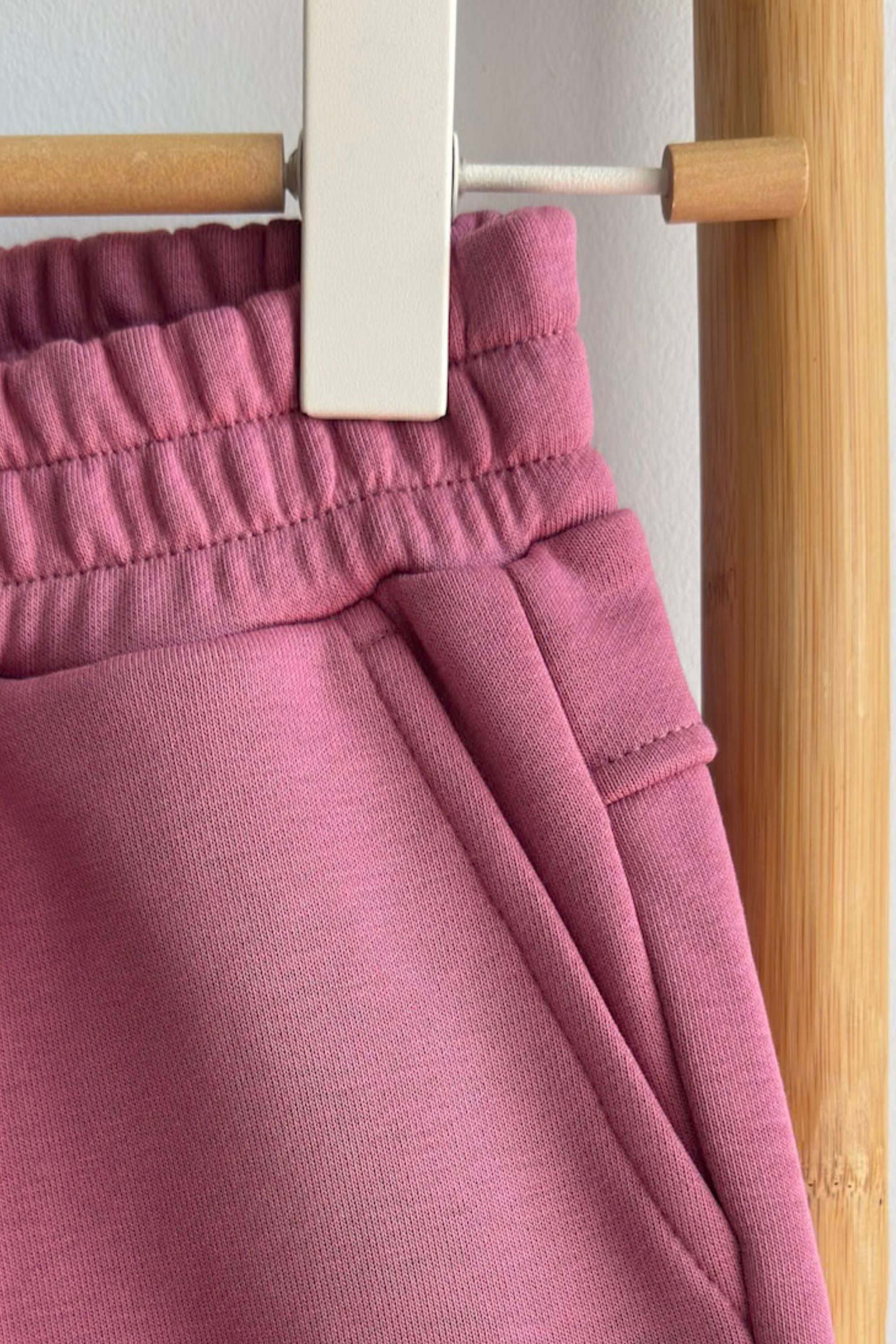 Vasarinis dusty rose spalvos vaikiškas kostiumėlis "ZUIKUTĖ" | Džemperis + kelnės
