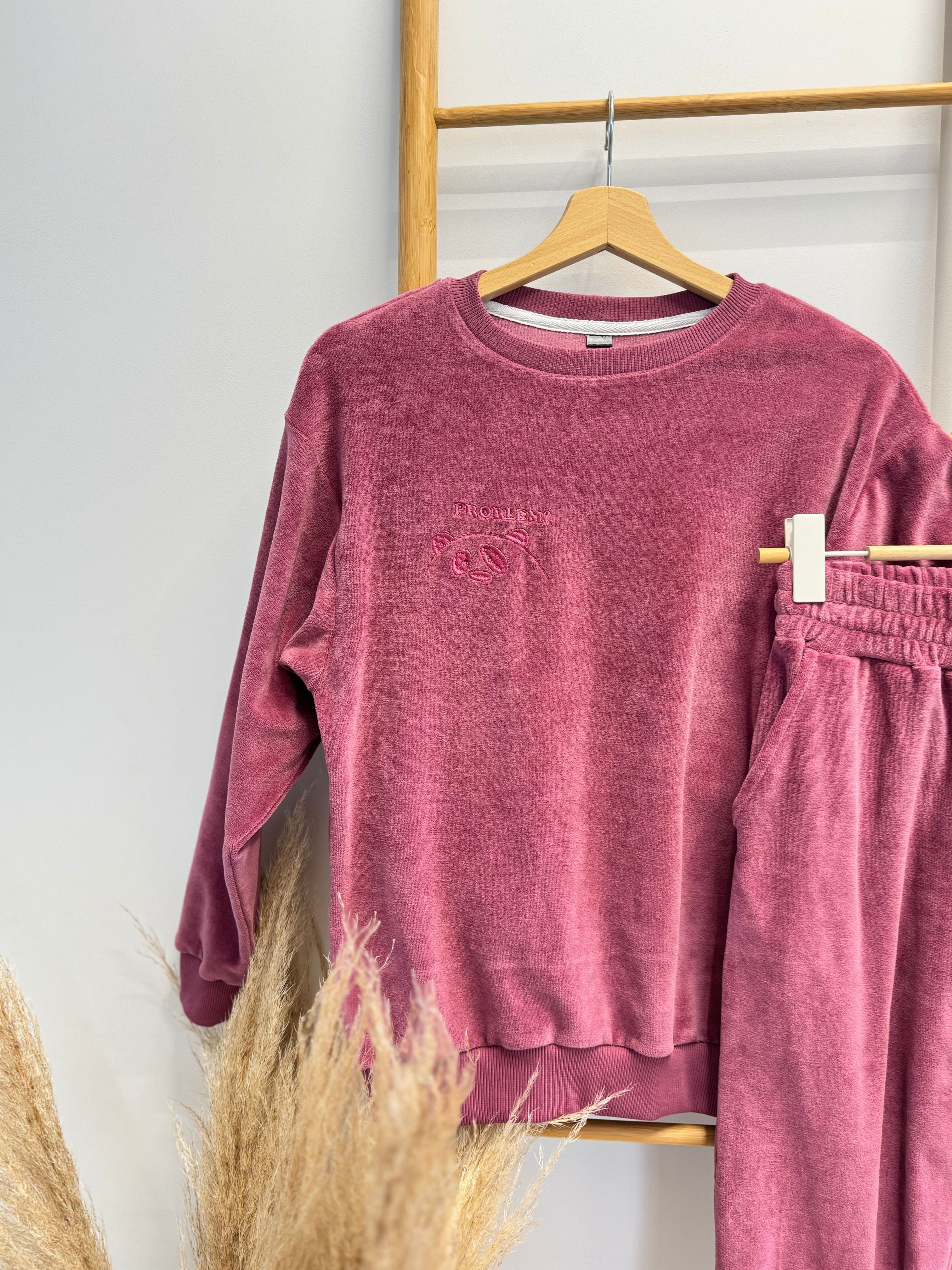 Vaikiškas kostiumėlis iš medvilninio veliūro su siuvinėjimu "PROBLEM" | 146-152