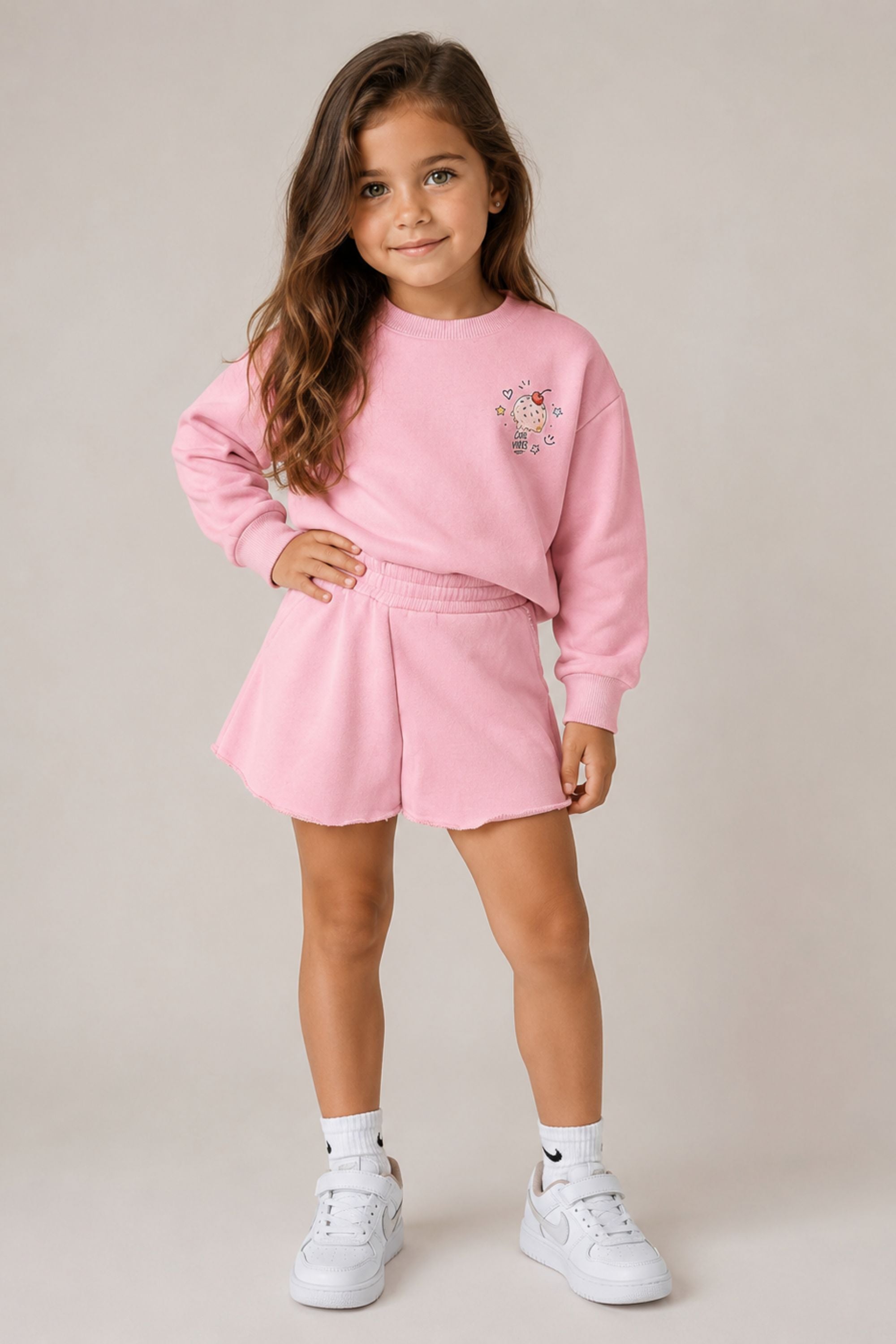 Vasarinis baby pink spalvos vaikiškas kostiumėlis | Džemperis + šortai