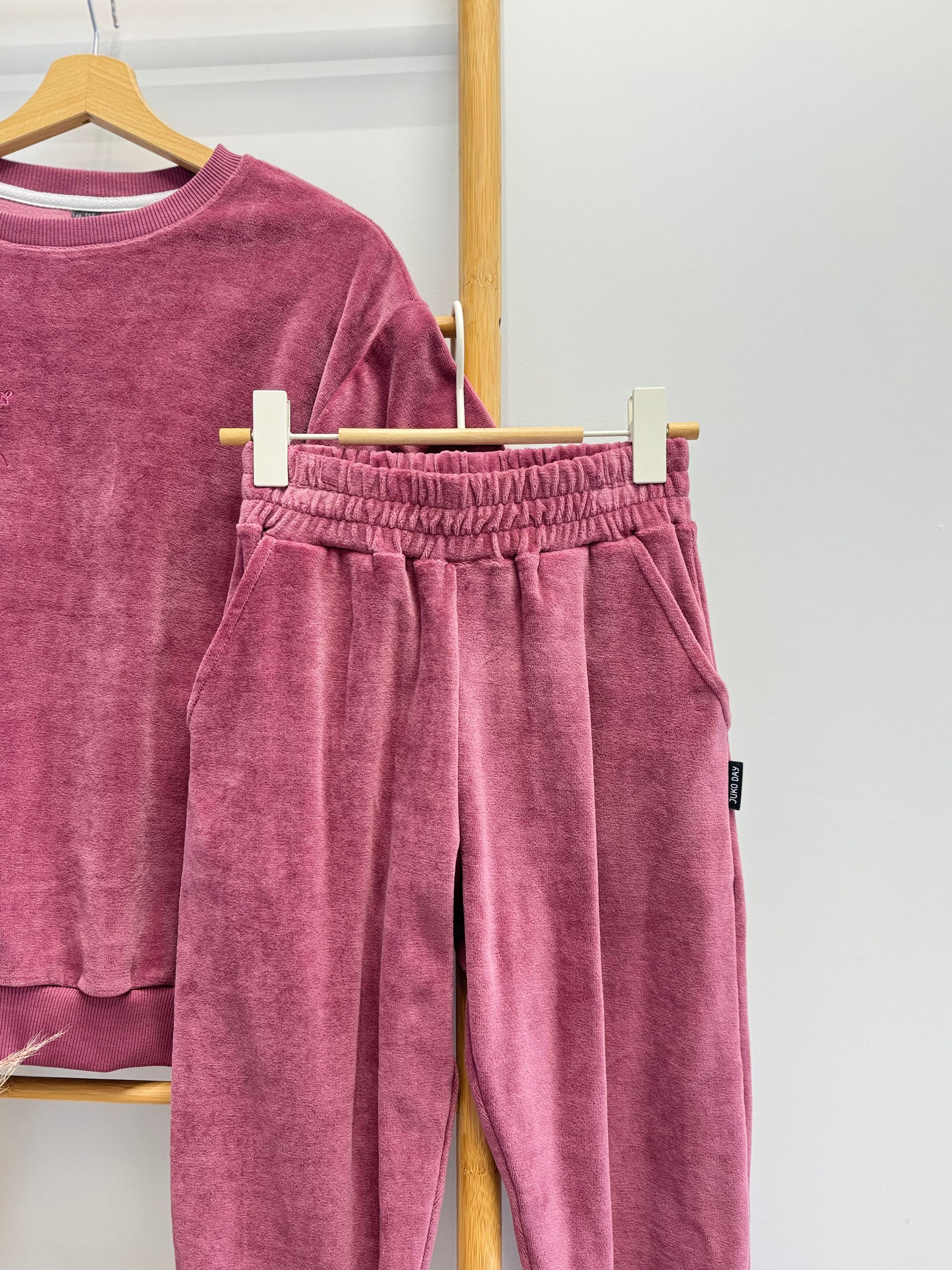 Vaikiškas kostiumėlis iš medvilninio veliūro su siuvinėjimu "PROBLEM" | 146-152