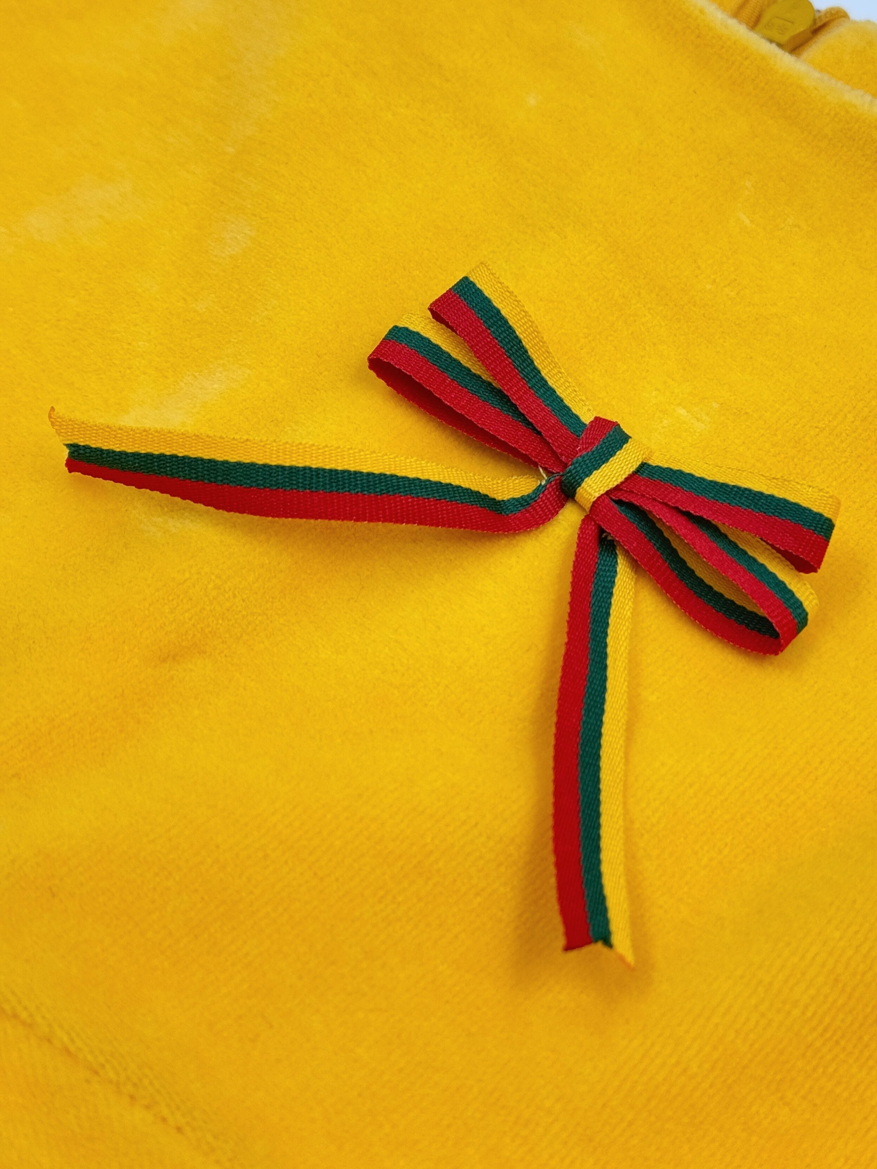 Geltona vaikiška veliūrinė suknelė "Trispalvė"