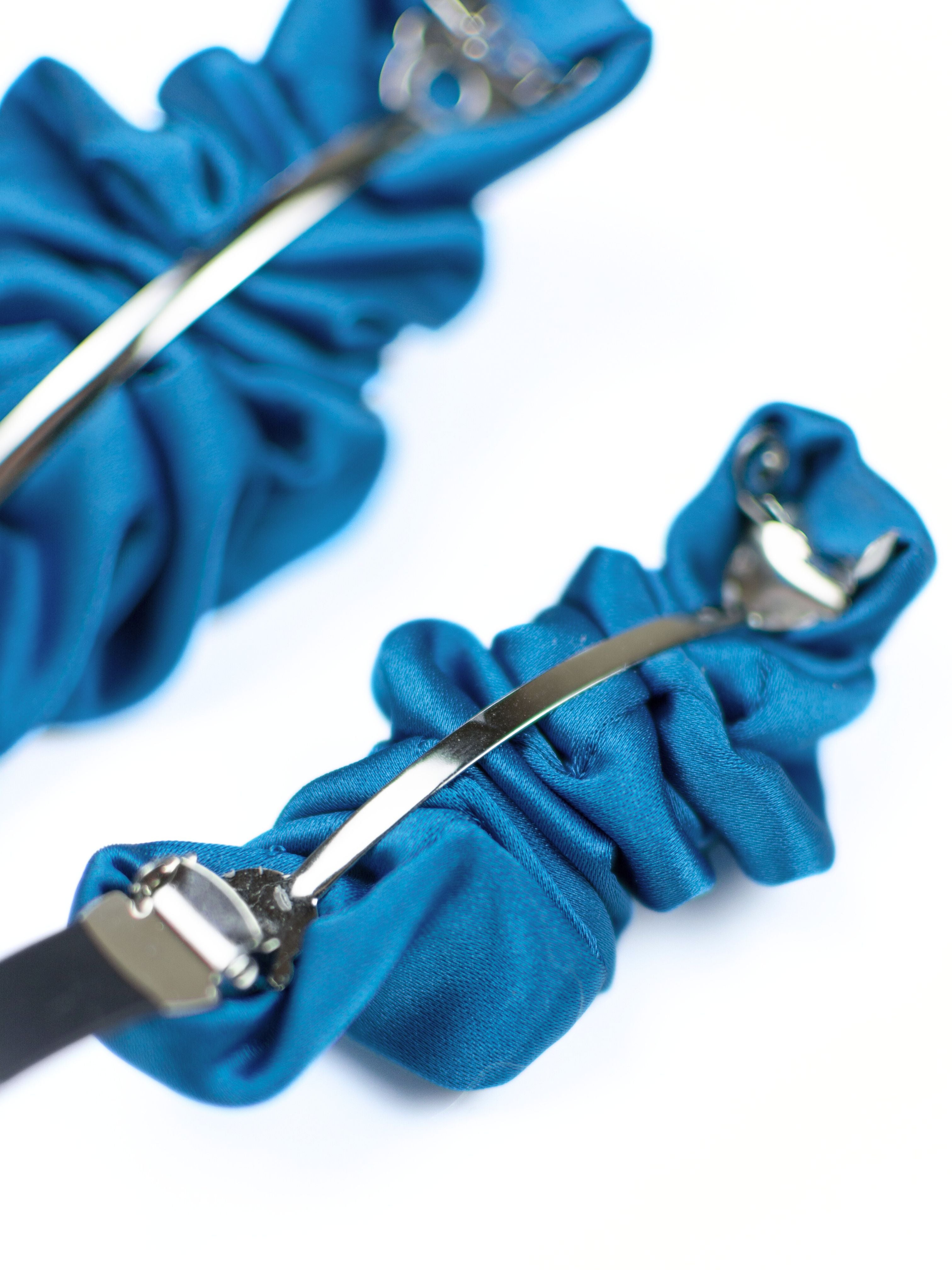 Plaukų segtukas-kruasanas iš šilko "Dreams by the ocean"