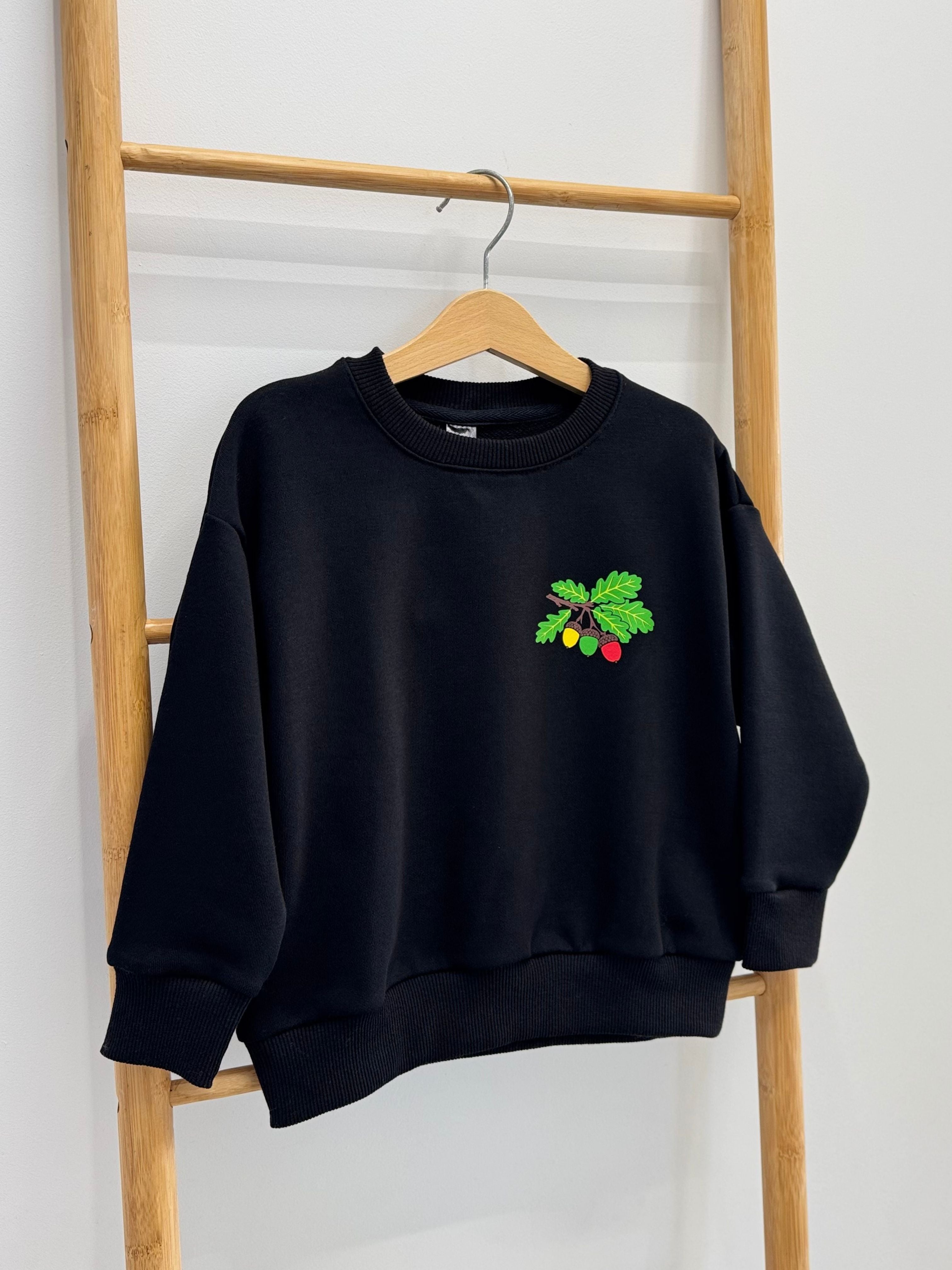 Vaikiškas, juodas trikotažinis džemperis su Lietuvos vėliavos atributika