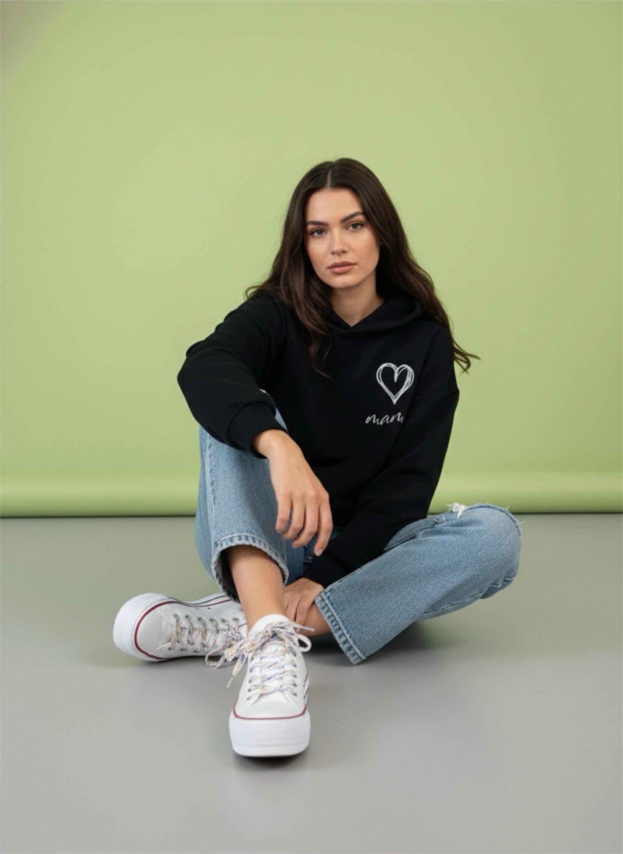 Juodas moteriškas megztinis su gobtuvu "MAMA"