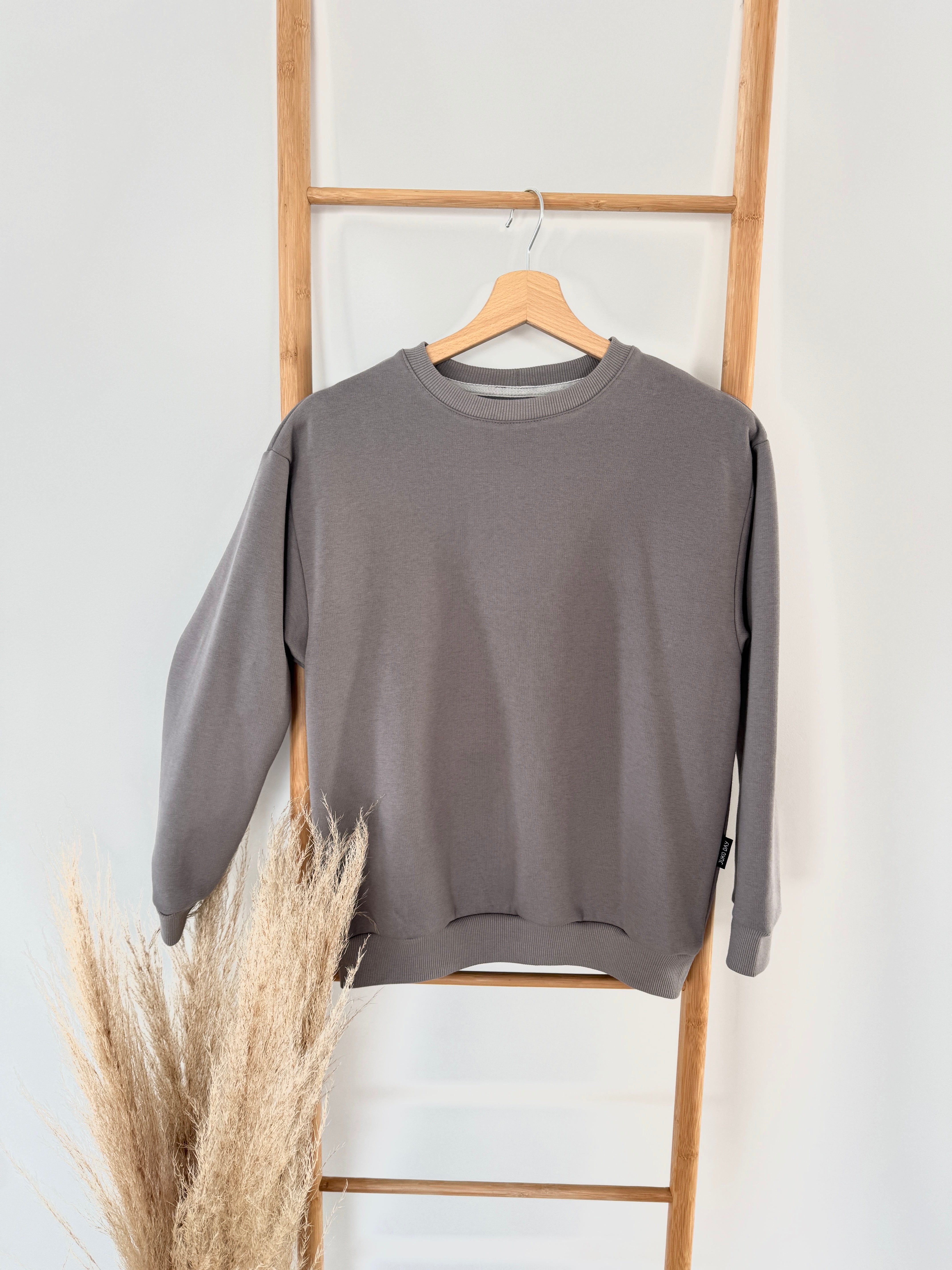 Pilkos spalvos vaikiškas džemperis su pūkeliu | 134-140 dydis