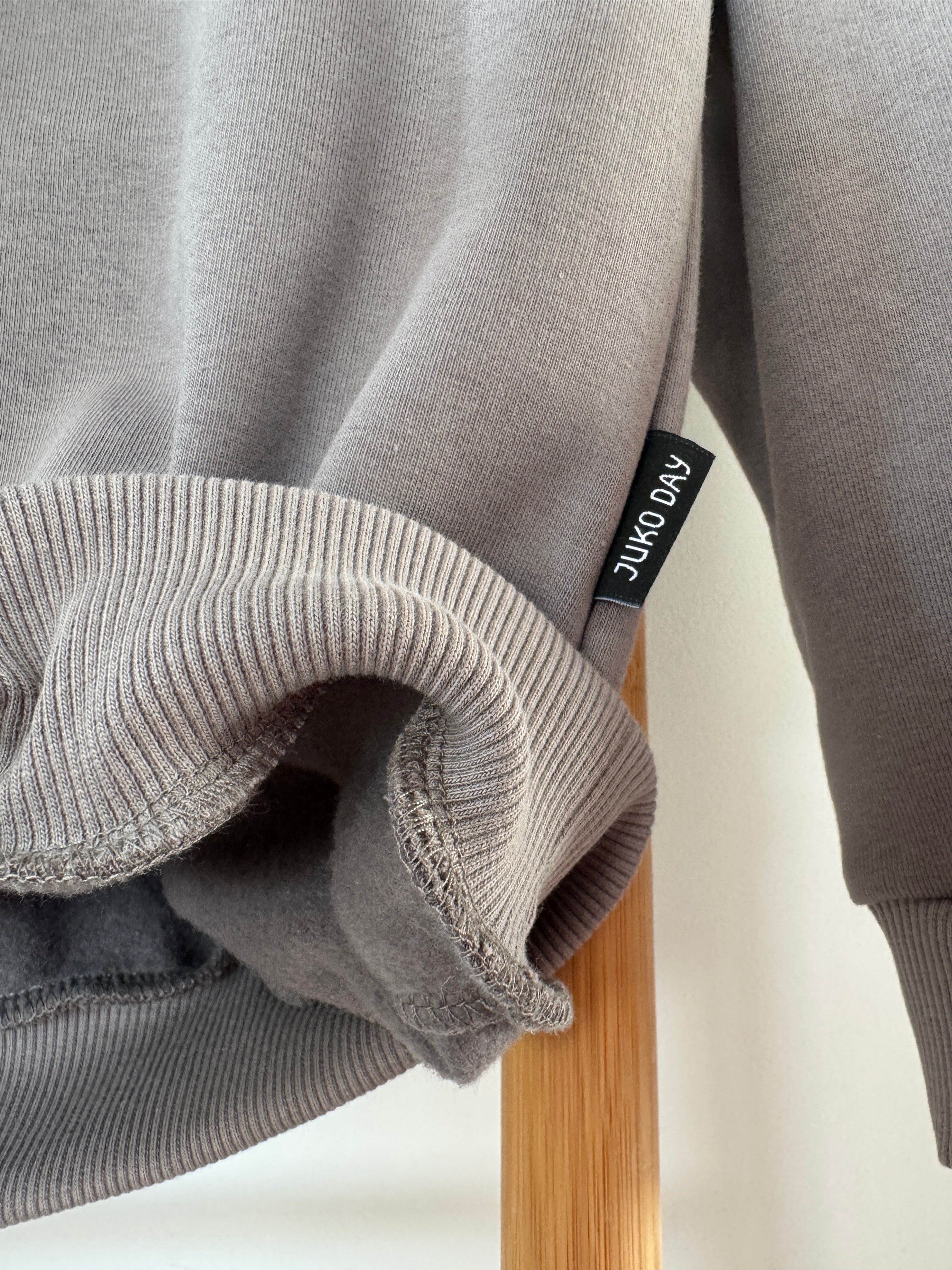 Pilkos spalvos vaikiškas džemperis su pūkeliu | 134-140 dydis