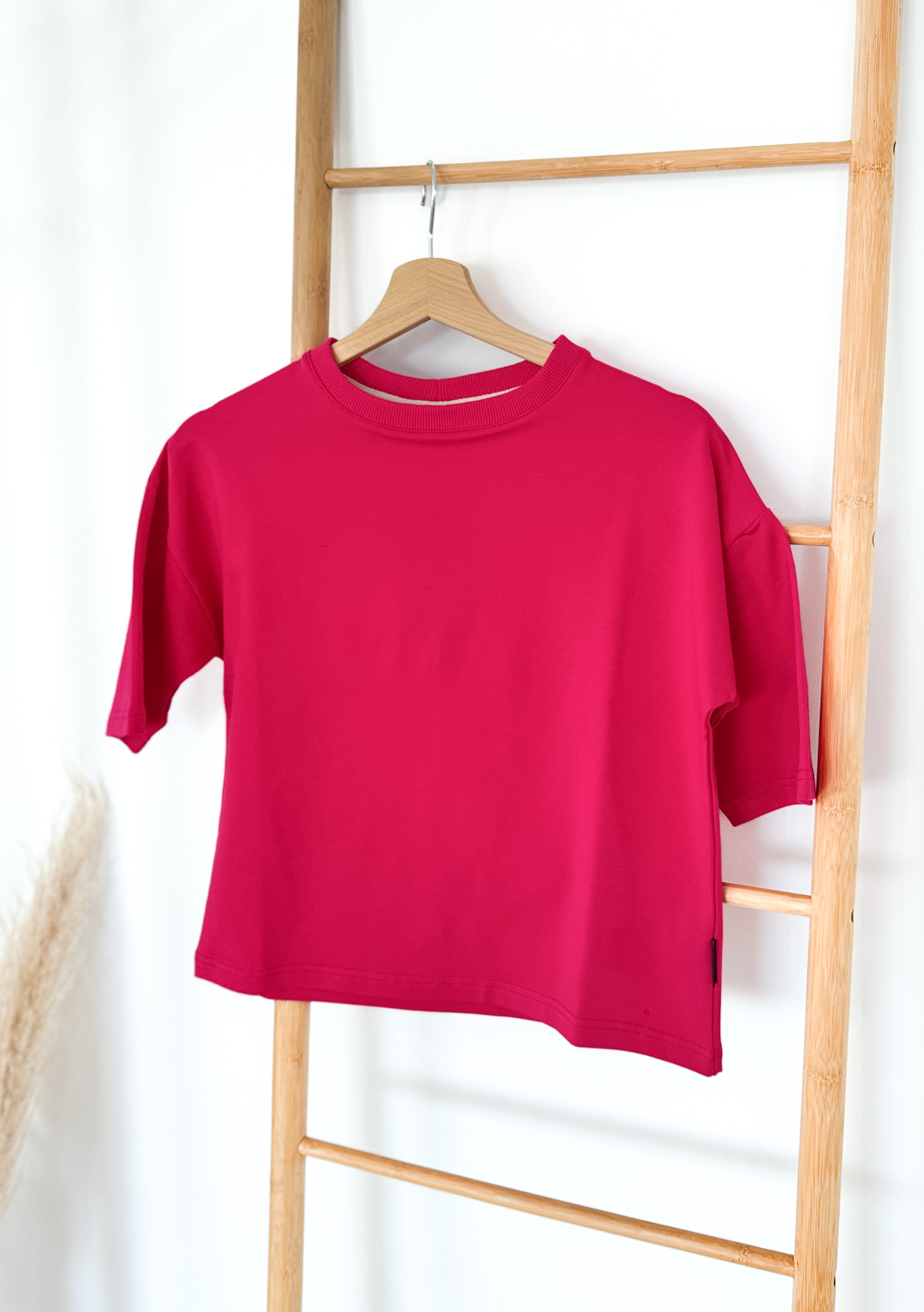 Ryškiai rožinės spalvos, vaikiška palaidinė trumpomis rankovėmis