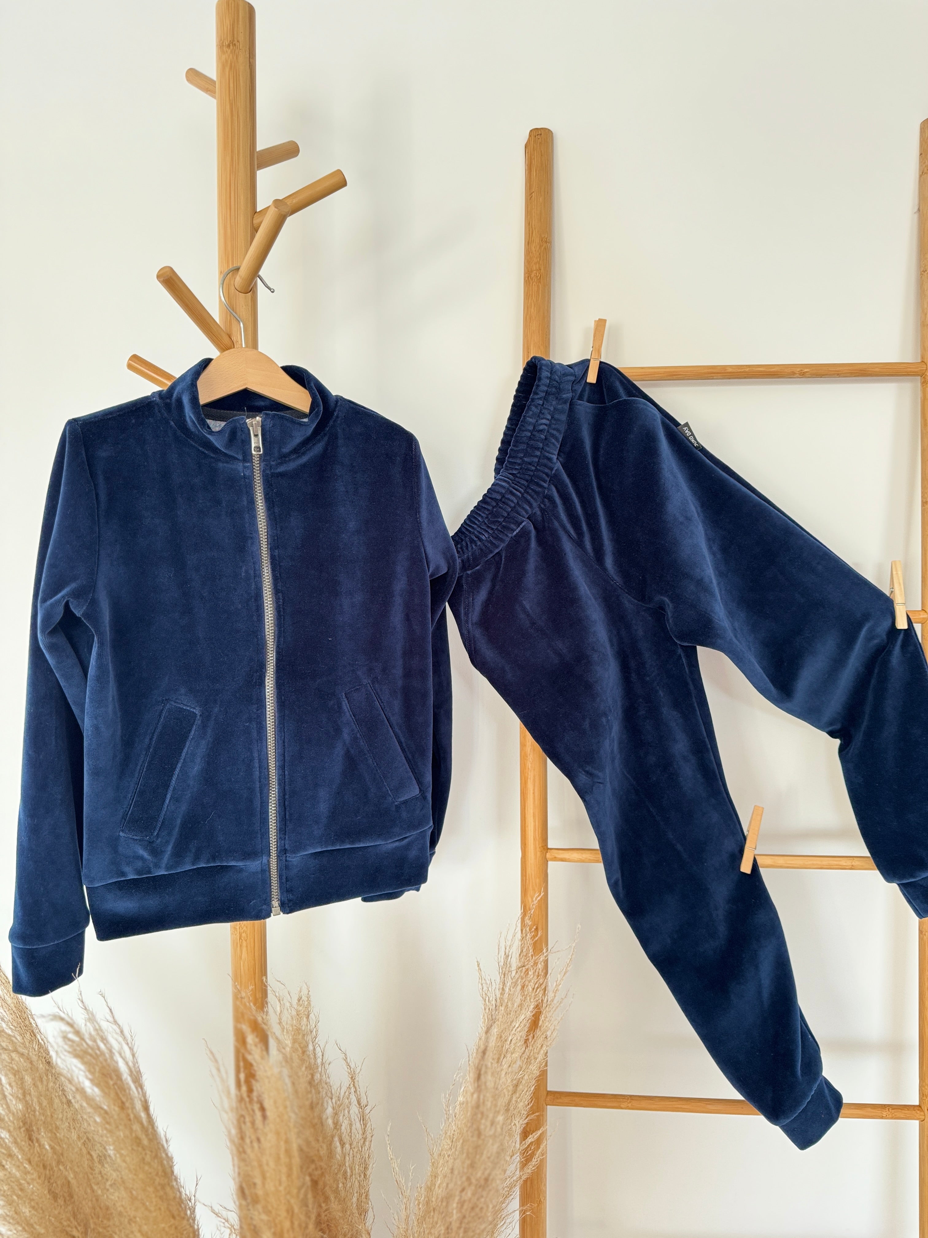 Veliūrinis vaikiškas kostiumėlis | 122-128 dydis