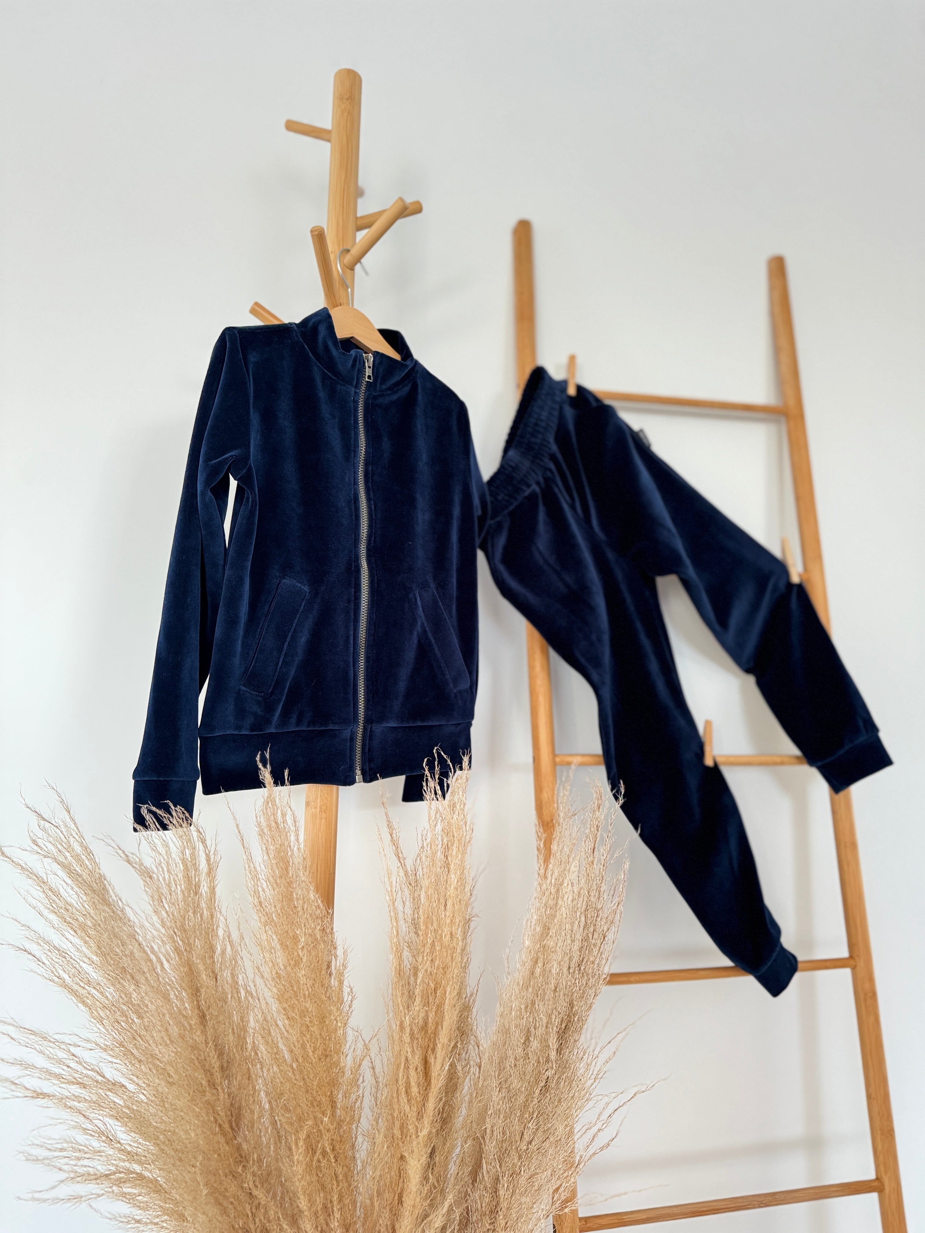 Veliūrinis vaikiškas kostiumėlis | 122-128 dydis