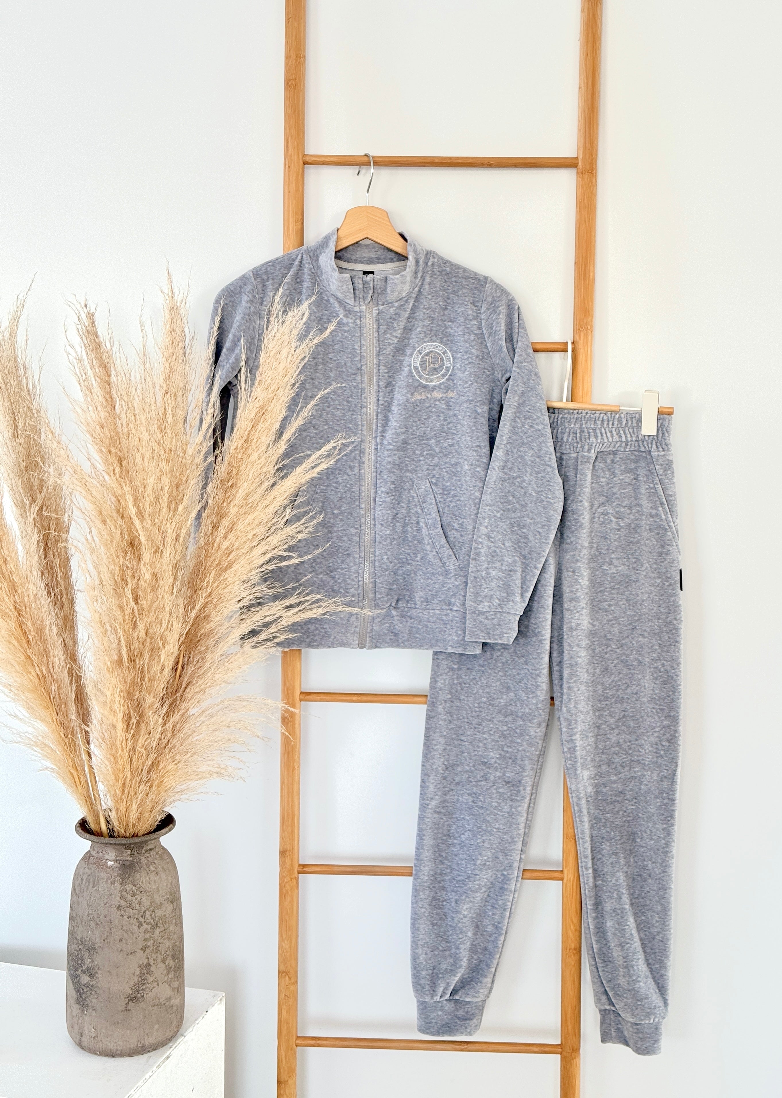 Vaikiškas, veliūrinis laisvalaikio kostiumėlis "JukoDay club"