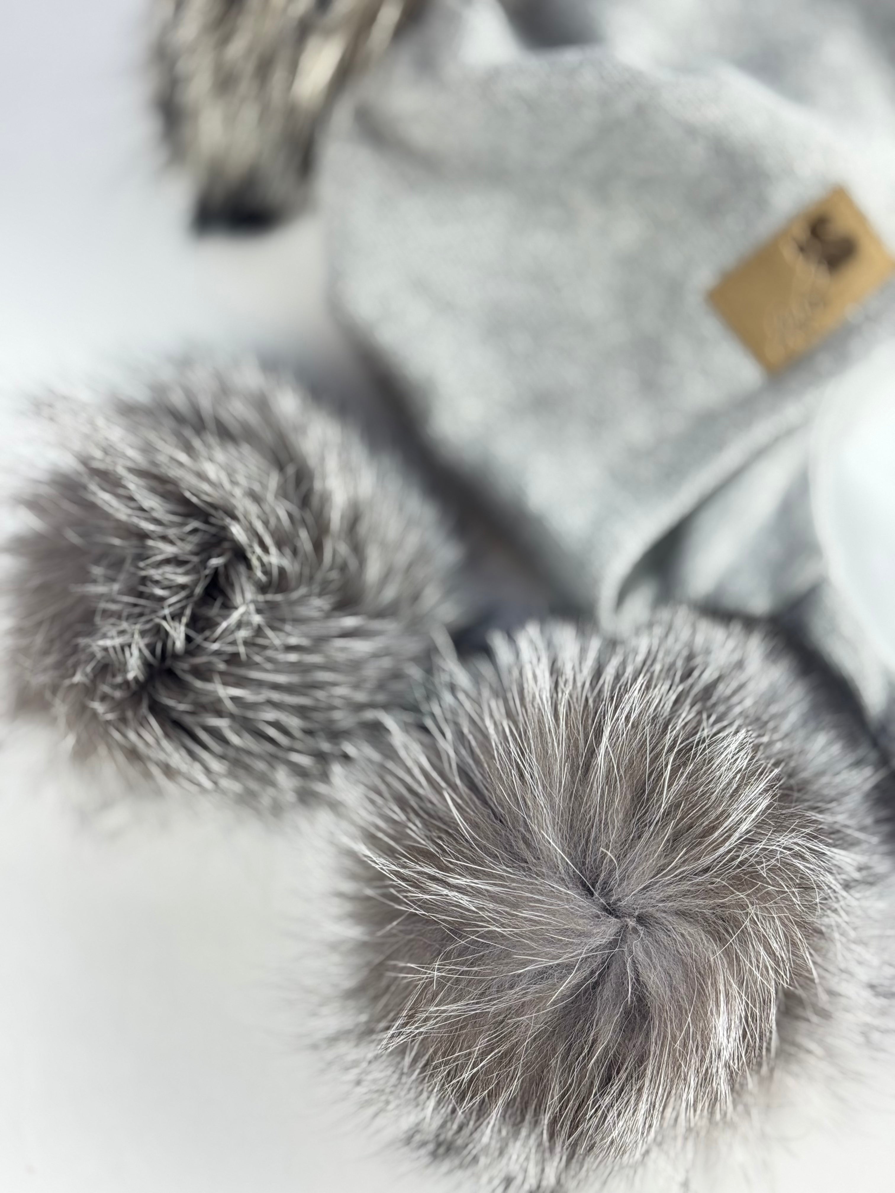 Vaikiška žieminė kepurė be raištelių, su vienu kailiniu bumbulu