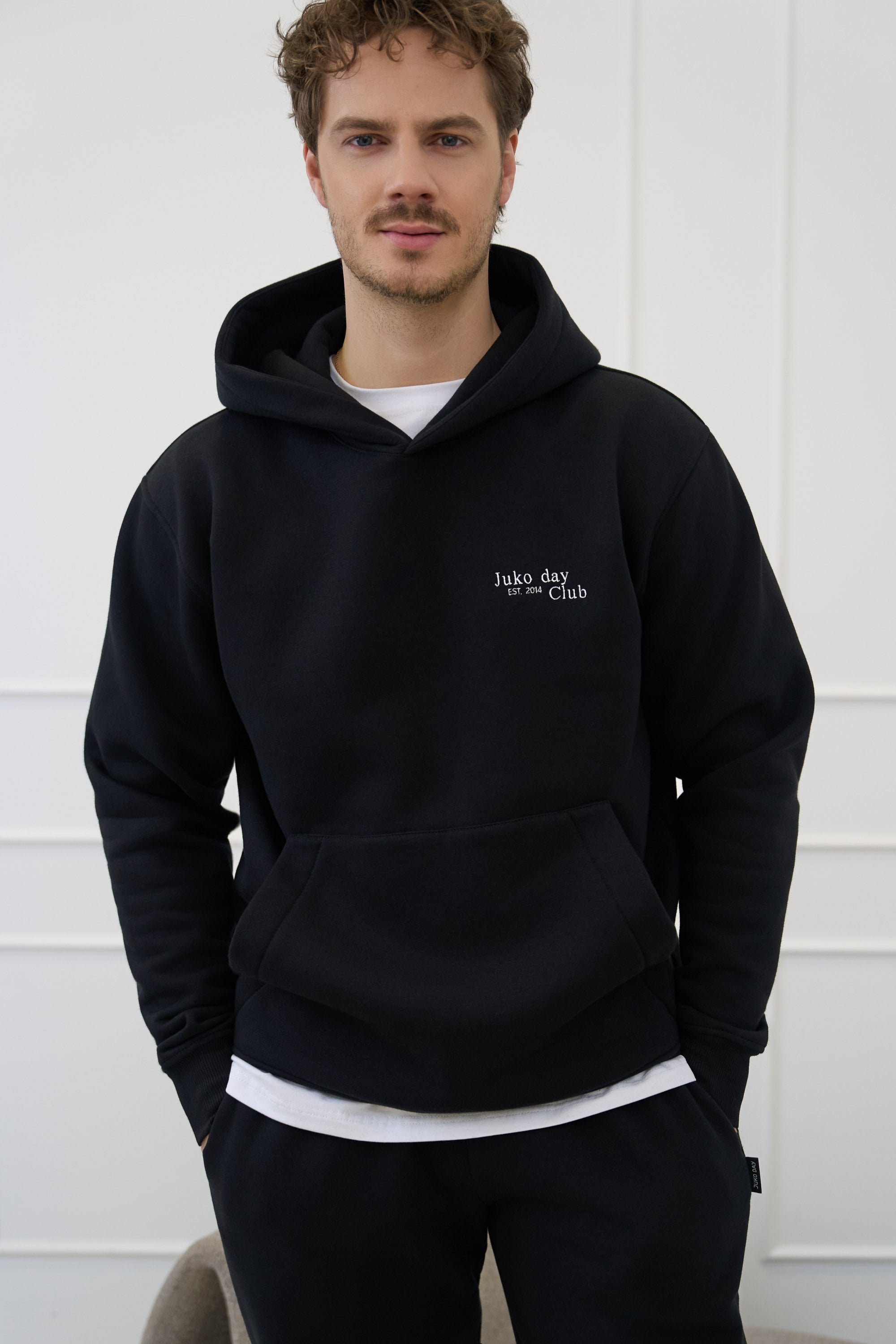 Juodas džemperis vyrams | SU KAPIŠONU IR KIŠENE