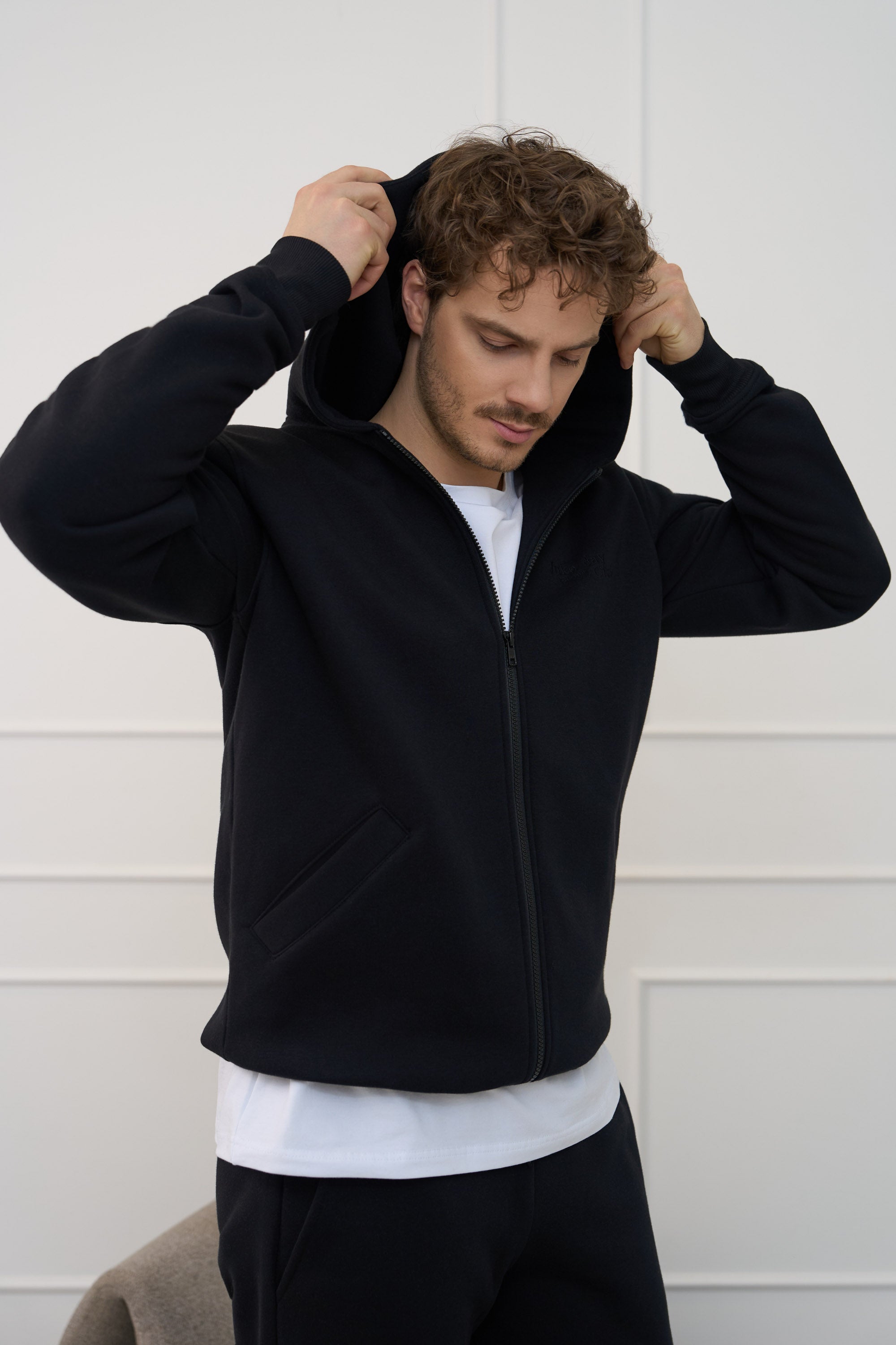 Juodas džemperis vyrams | SU UŽTRAUKTUKU IR KAPIŠONU