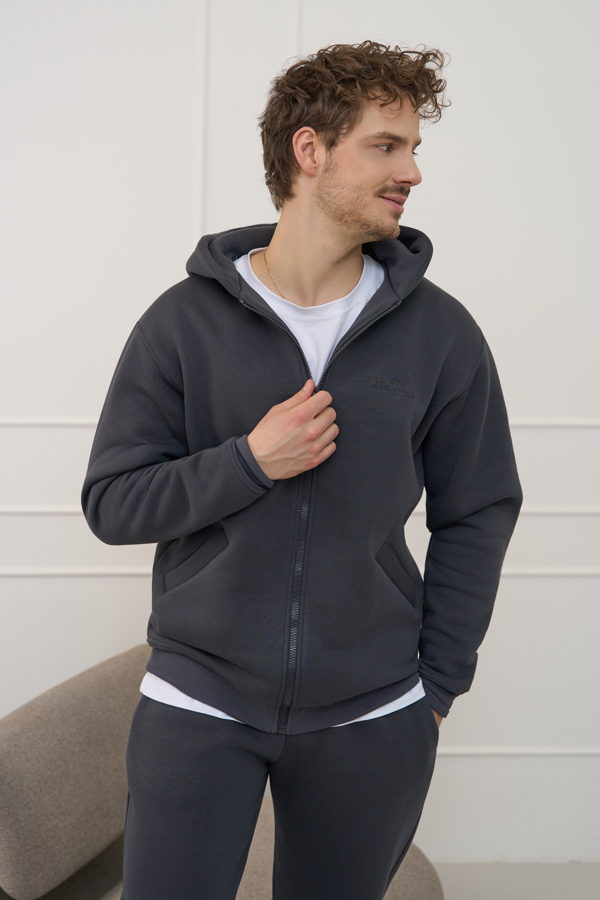 Grafito spalvos džemperis vyrams | SU UŽTRAUKTUKU IR KAPIŠONU