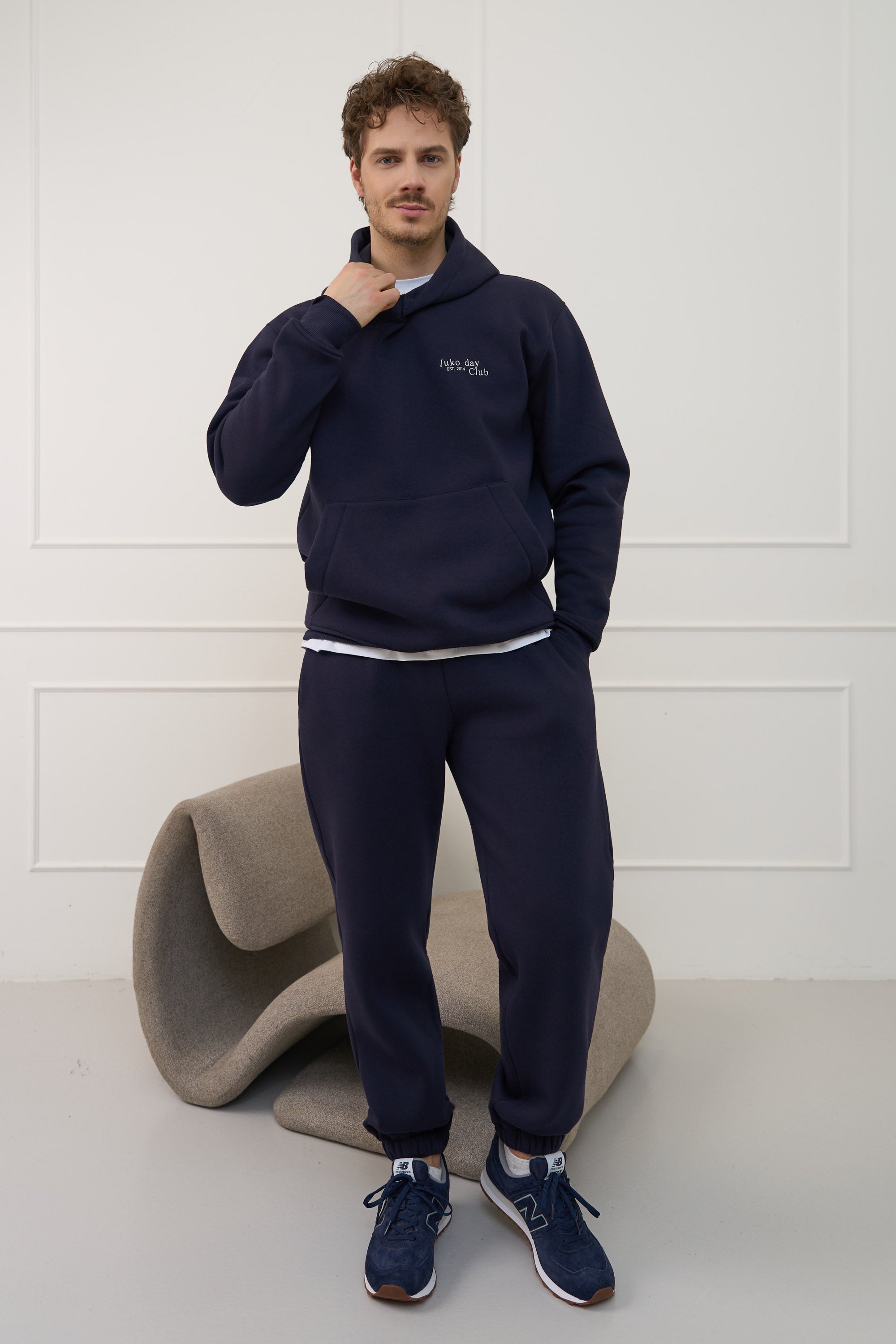 NAVY BLUE spalvos džemperis vyrams | SU KAPIŠONU IR KIŠENE