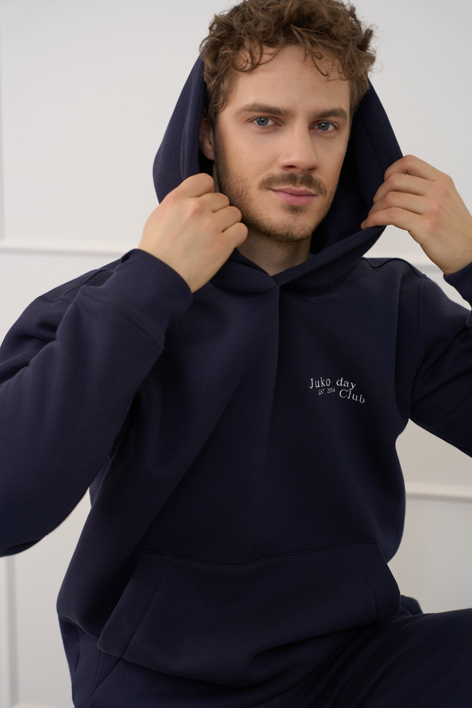 NAVY BLUE spalvos džemperis vyrams | SU KAPIŠONU IR KIŠENE