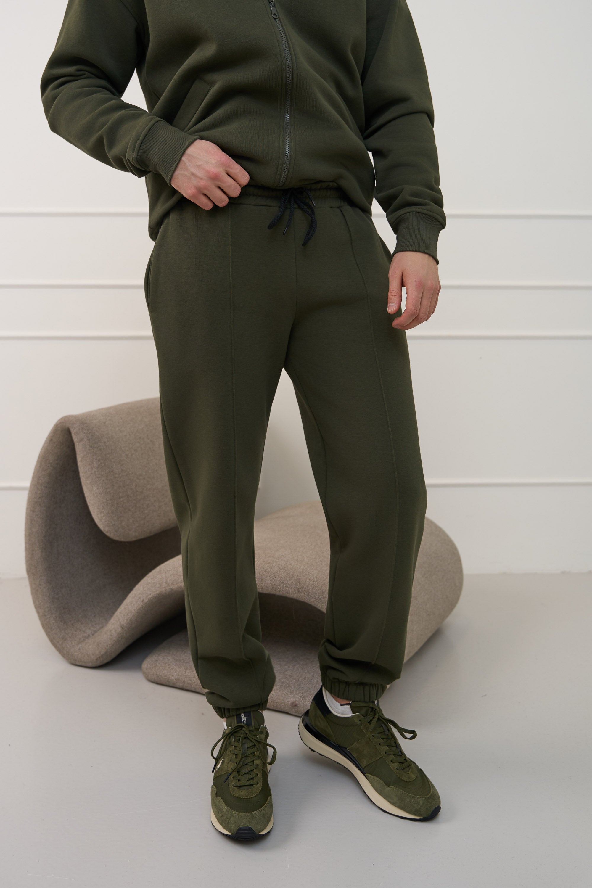 Chaki spalvos vyriškos plačios kelnės su kantu