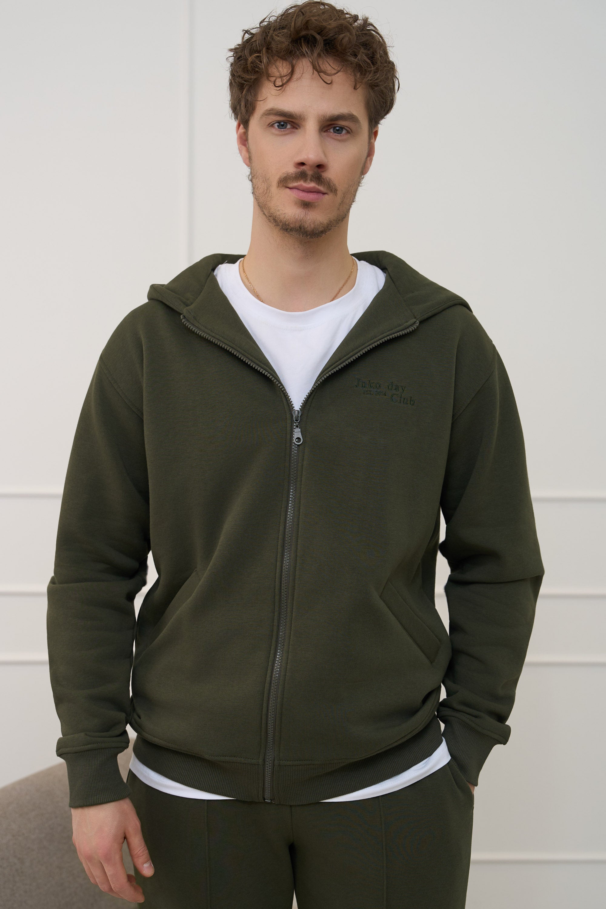 Chaki spalvos džemperis vyrams | SU UŽTRAUKTUKU IR KAPIŠONU