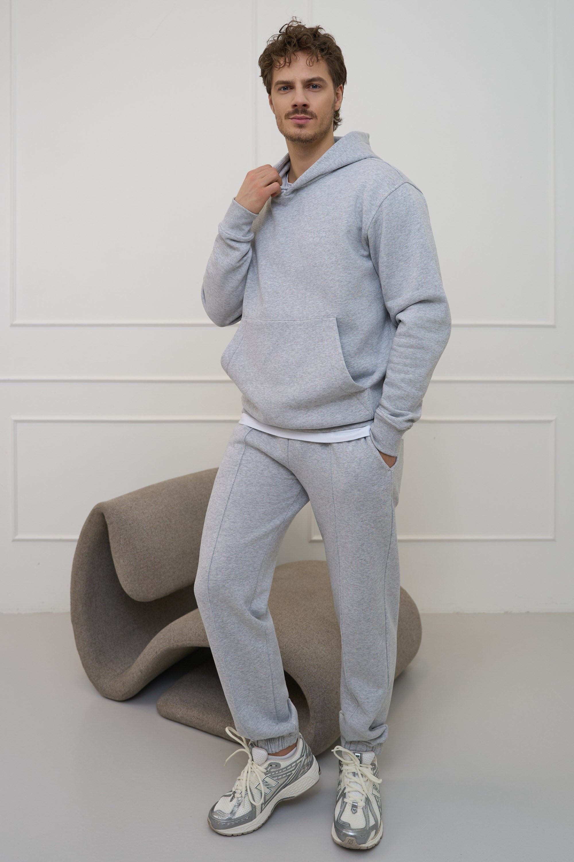 Šviesiai pilko spalvos vyriškos plačios kelnės su kantu