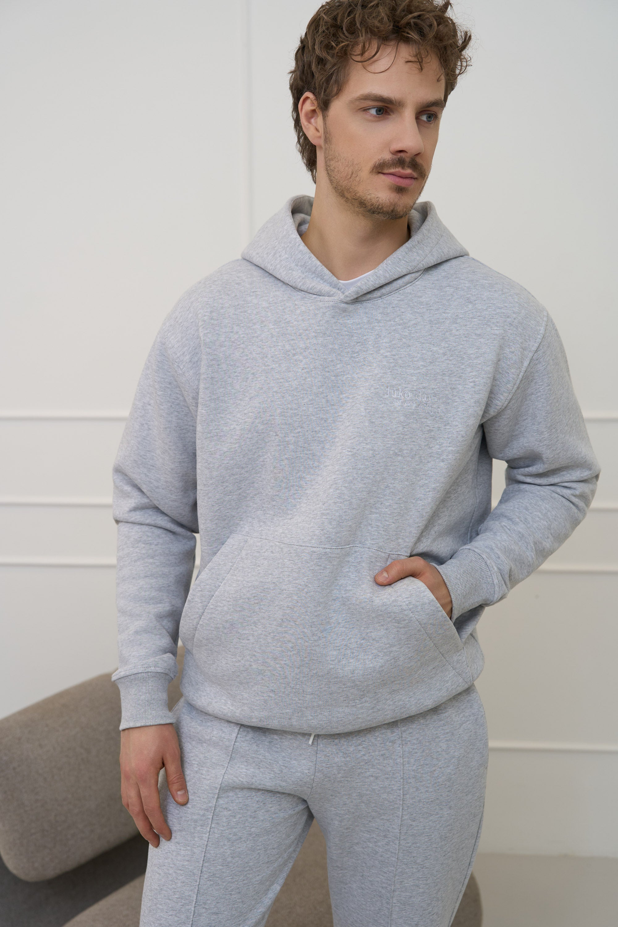 Šviesiai pilko melanžo spalvos džemperis vyrams | SU KAPIŠONU IR KIŠENE