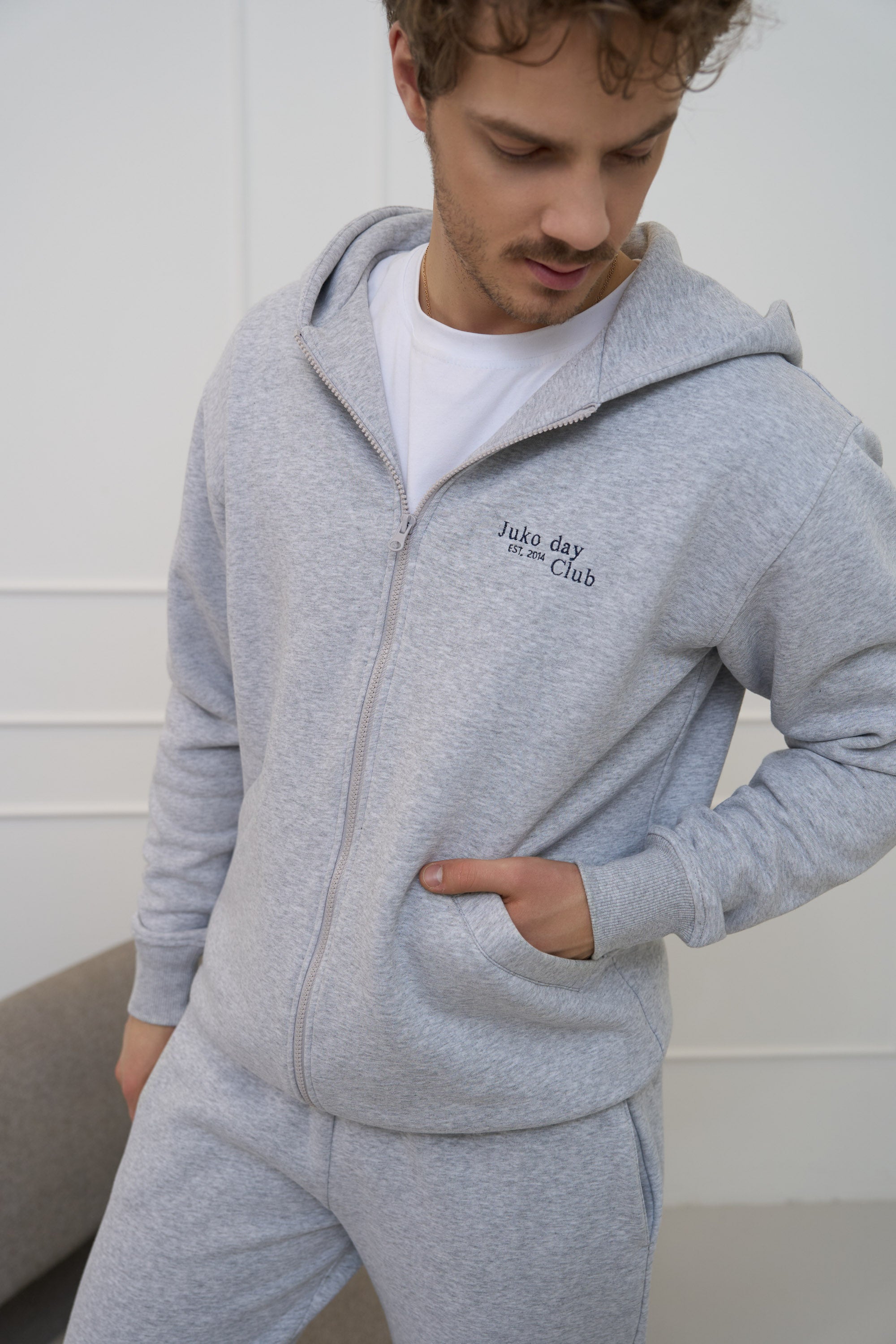 Chaki spalvos džemperis vyrams | SU UŽTRAUKTUKU IR KAPIŠONU