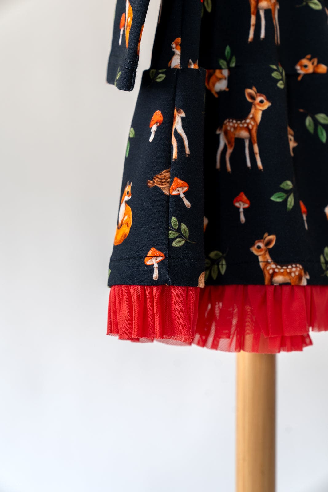 Vaikiška suknelė su miško žvėreliais, raukiniais ir tiūliu 98-104 dydis