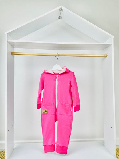 Rožinės spalvos vaikiškas kombinezonas su gobtuvu ir kišenėmis