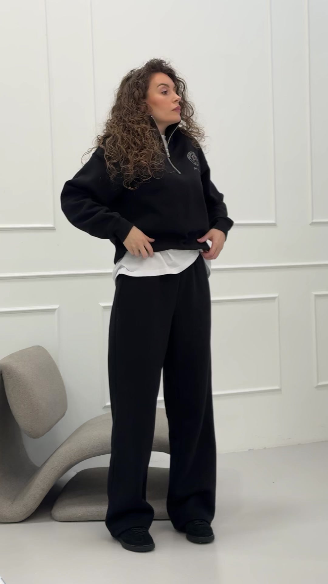 Įkelti vaizdo įrašą: Juodas džemperis "BLACK JET" | Su pusiniu užtrauktuku