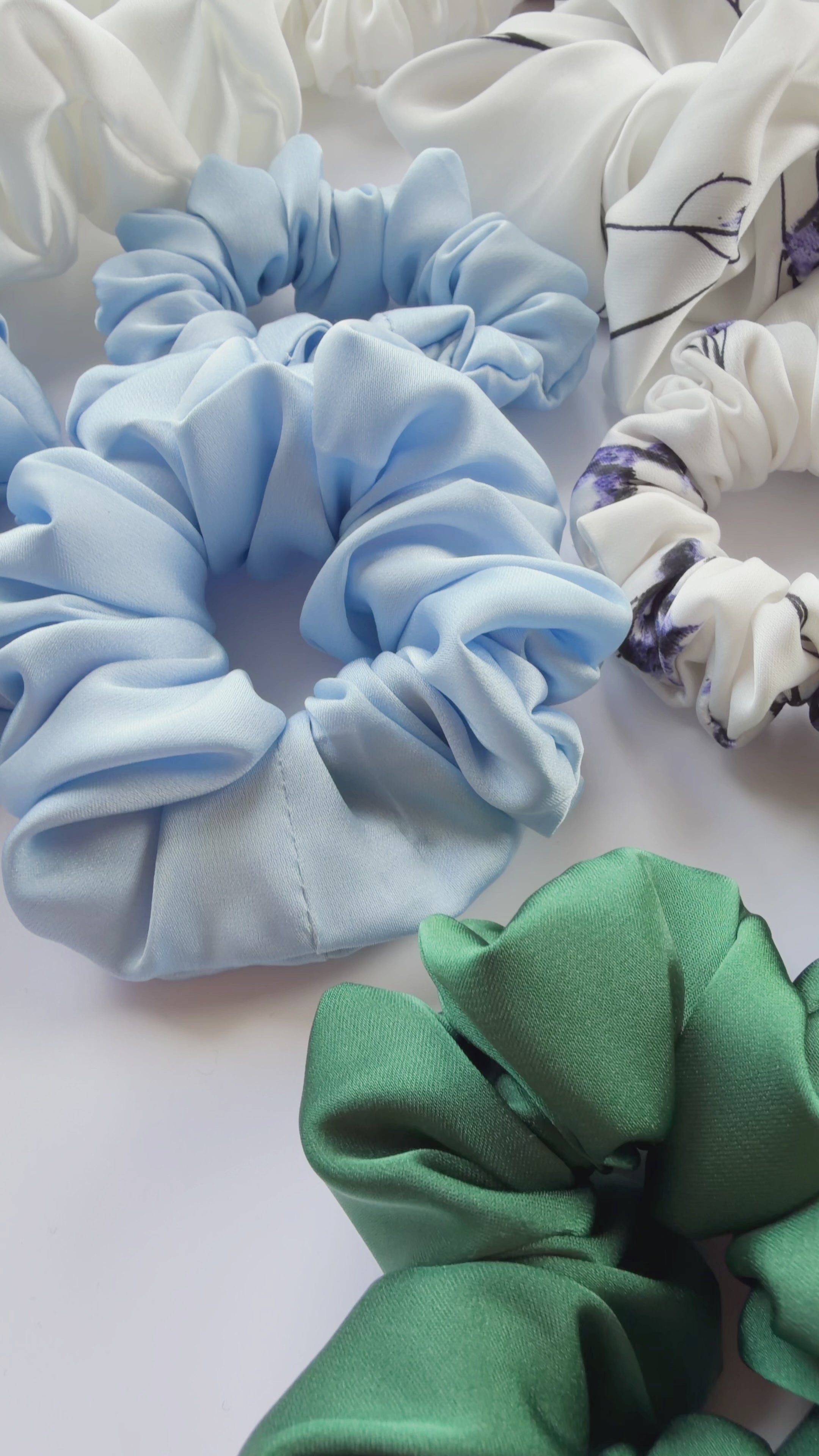 Įkelti vaizdo įrašą: Armani šilko gumelės plaukams | Baby blue | 3 dydžiai