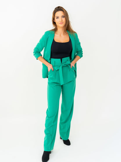 Žalias, moteriškas kostiumėlis aukštu liemeniu