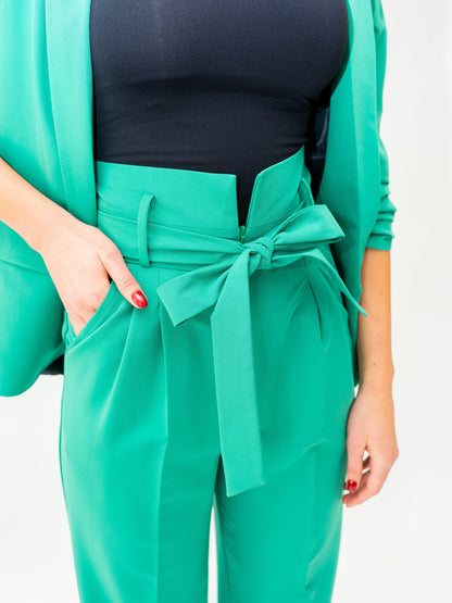 Žalias, moteriškas kostiumėlis aukštu liemeniu