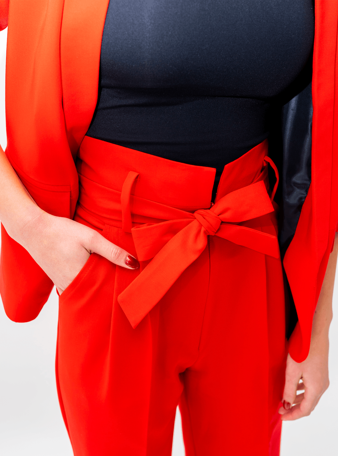 Raudonas, moteriškas kostiumėlis aukštu liemeniu