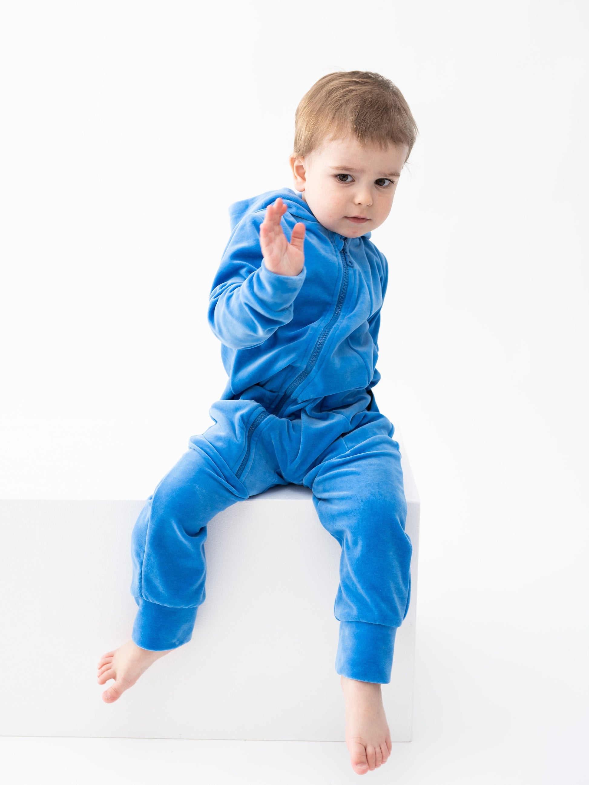 Žydros spalvos vaikiškas kombinezonas su gobtuvu ir kišenėmis