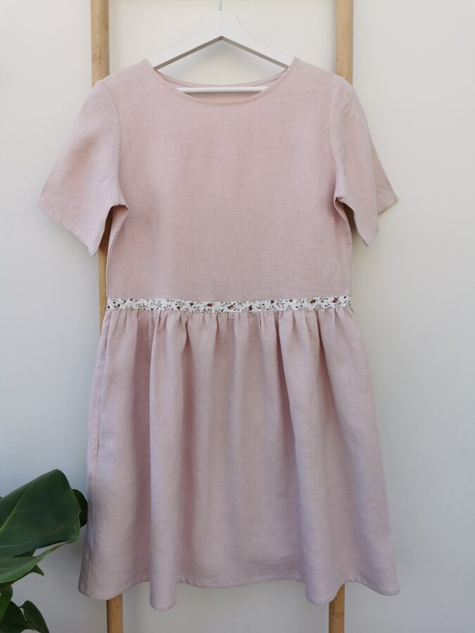 Pelenų rožinė lininė suknelė su dekoratyvia juostele