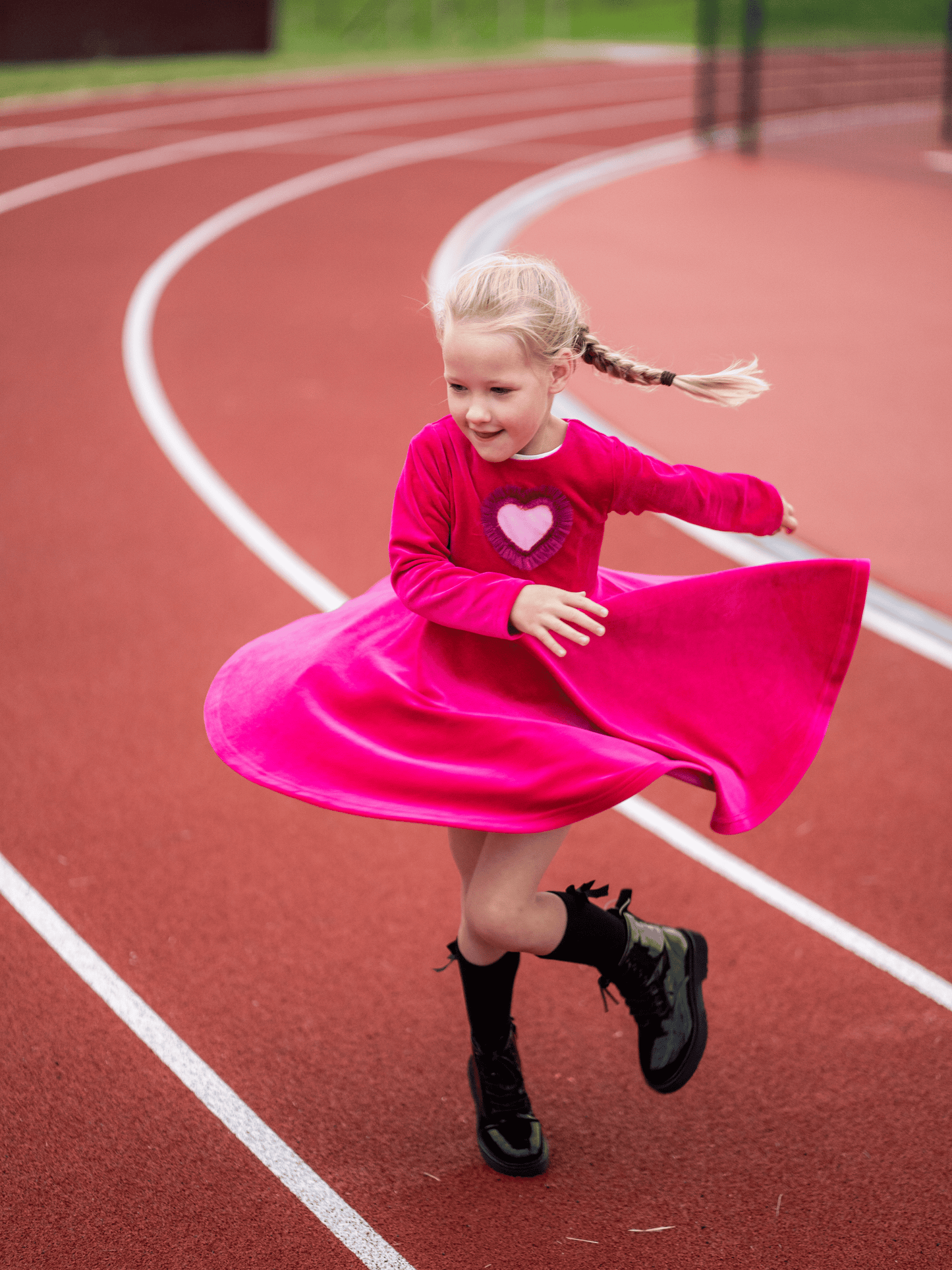 Vaikiška rožinė veliūrinė suknelė "Širdelė"